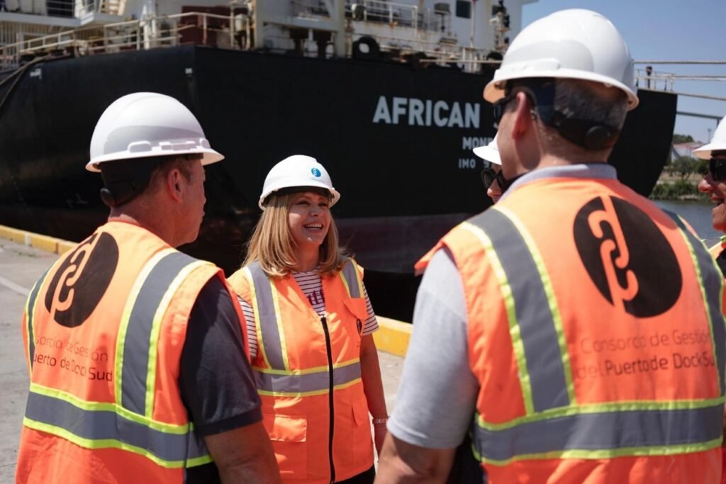 Primera recorrida oficial por el Muelle Público en una jornada de intensa actividad operativa